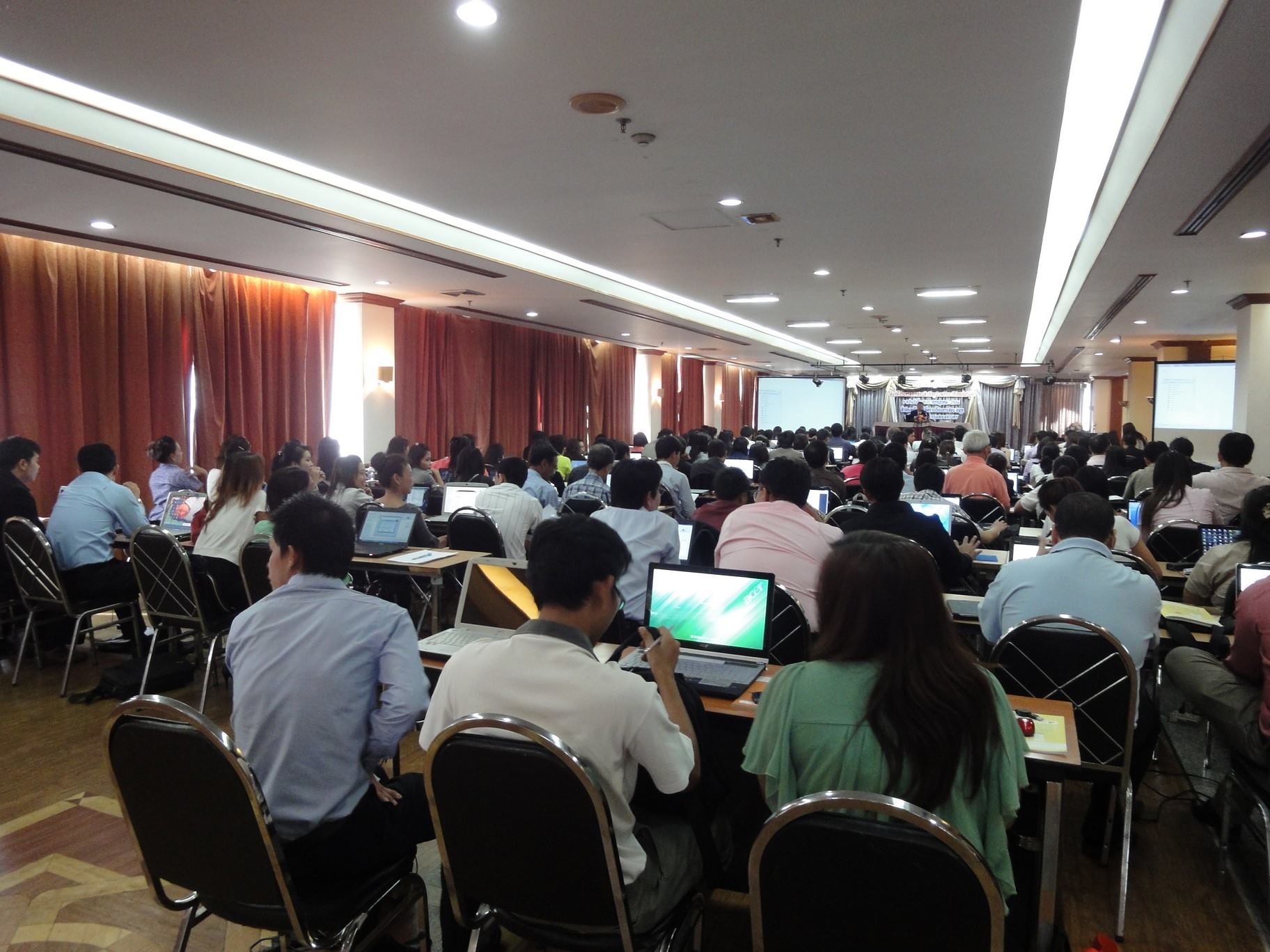 ภาพบรรยากาศการอบรมครูเคมีและฟิสิกส์ใช้งาน Yenka Simulation ครั้งที่ 16