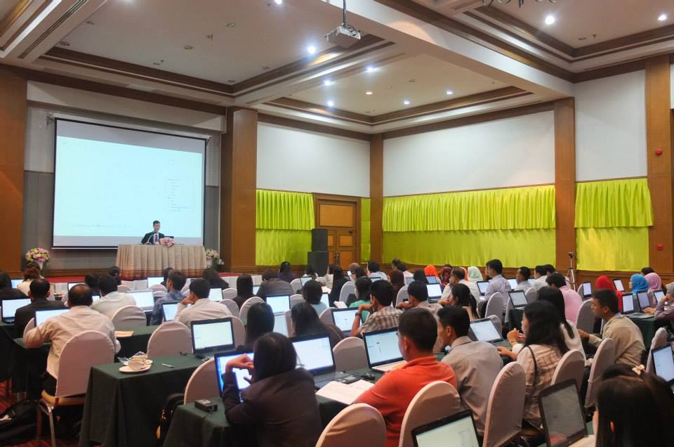 ภาพบรรยากาศการอบรมครูเคมีและฟิสิกส์ใช้งาน Yenka Simulation ครั้งที่ 50